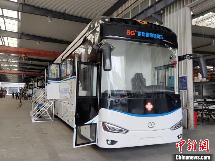 揭秘“成都造”5G智能移动核酸检测车：全流程自动化日检2万人份